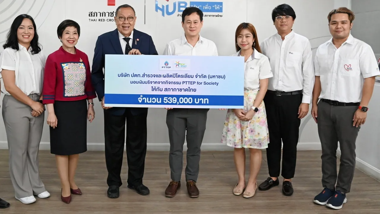 สมทบทุน ป้องไท วิไลเรืองสุวรรณ ผจก.อาวุโส พร้อมคณะผู้บริหารบริษัท ปตท.สำรวจและผลิตปิโตรเลียม มอบเงินจำนวน 539,000 บาท ให้ ขรรค์ ประจวบเหมาะ เพื่อสมทบทุนช่วยเหลือผู้ประสบภัยน้ำท่วม โดยมี จันทร์ประภา วิชิตชลชัย มาร่วมในพิธีด้วย ที่สภากาชาดไทย วันก่อน.