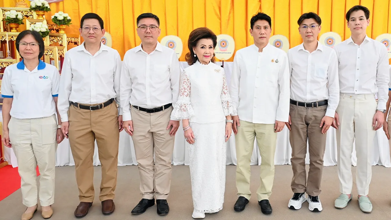 สักการะ ละออ ตั้งคารวคุณ และ จตุภัทร์ ตั้งคารวคุณ พร้อมด้วยคณะผู้บริหาร พนักงานบริษัททีโอเอ เพ้นท์ (ประเทศไทย) ร่วมเป็นเจ้าภาพในพิธีเจริญพระพุทธมนต์ พระบรมสารีริกธาตุ (พระเขี้ยวแก้ว) จากสาธารณรัฐประชาชนจีน ที่มณฑลพิธีท้องสนามหลวง วันก่อน.