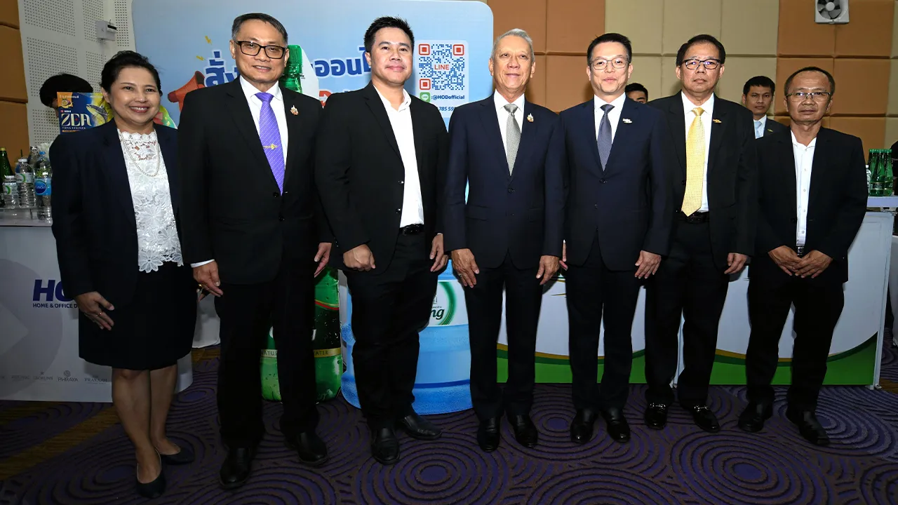 ปลอดภัยแน่ พิพัฒน์ รัชกิจประการ รมว.แรงงาน เป็นประธานในพิธีลงนามปฏิญญาความปลอดภัยว่าด้วยการสร้างวัฒนธรรมความปลอดภัย โดยมี ร.อ.สาโรจน์ คมคาย, โสภณ ราชรักษา, เอนก อรรถจินดา และ ชิตวร สุชัยสิทธิ์ มาร่วมในพิธีด้วย ที่กระทรวงแรงงาน วันก่อน.