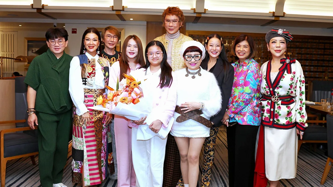 เบิร์ธเดย์ กชพร เวโรจน์ จัดงานเลี้ยงฉลองวันเกิดให้ลูกสาว หยาดทิพย์ เทพหัสดิน ณ อยุธยา โดยมี นันทวัน แสงธรรมกิจกุล, ศศิวิมล ดารารัตนโรจน์, ทัศนาวลัย จักรพงษ์, ปิยะ เศวตพิกุล และ ปณิตา พัฒนาหิรัญ มาร่วมอวยพรด้วย ที่โรงแรมแมนดาริน โอเรียนเต็ล วันก่อน.