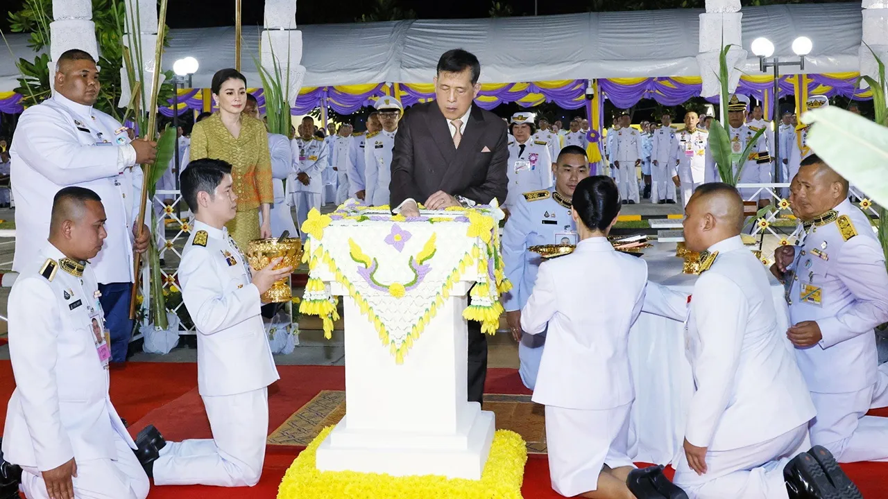พระบาทสมเด็จพระเจ้าอยู่หัว และ สมเด็จพระนางเจ้าฯ พระบรมราชินี เสด็จพระราชดำเนินไปทรง ประกอบพิธีวางศิลาฤกษ์ และทรงเปิดอาคารที่ทำการศาลแขวงสงขลา ณ อำเภอเมือง จังหวัดสงขลา เมื่อวันก่อน.