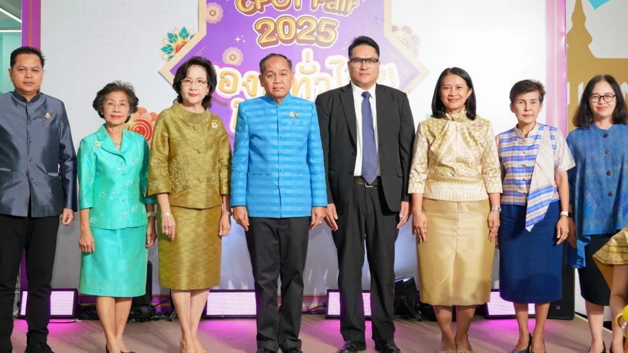 ของไทย ประสพ เรียงเงิน ปลัดกระทรวงวัฒนธรรม เปิดงาน “CPOT Fair 2025 ของดีทั่วไทยใกล้มือคุณ” เพื่อส่งเสริมการจำหน่ายผ้าไทยและผลิตภัณฑ์วัฒนธรรมไทยจากภูมิปัญญาท้องถิ่นโดยมี วิภาดา ดวงรัตน์ และ กลศ หิรัญบูรณะ มาร่วมงานด้วย ที่บิ๊กซี ราชดำริ วันก่อน.