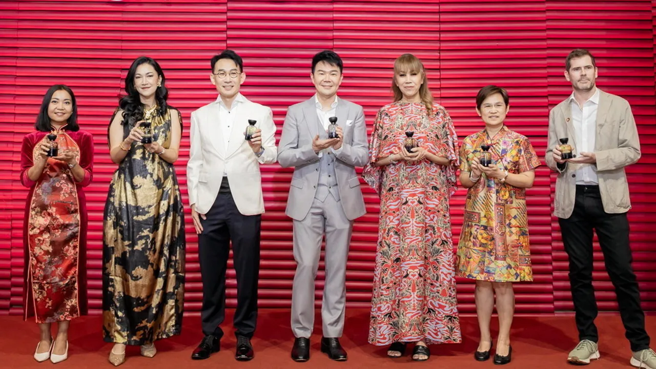 25 ขวบ พัฒนพงศ์ รานุรักษ์ และ ธเนศ จิระเสวกดิลก จัดงานฉลองครบรอบ 25 ปี “divana” ผู้นำธุรกิจสปาและเครื่องหอมสัญชาติไทย พร้อมเปิดตัวผลิตภัณฑ์ใหม่ Scentology : Perfume Oil : กับ 5 กลิ่นเอกลักษณ์ โดยมี จิตรลดา กัลย์จาฤก มาร่วมงานด้วย ที่เอ็มสเฟียร์ วันก่อน.