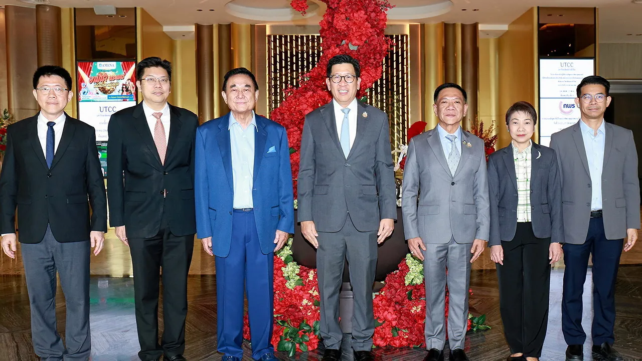 สัมมนา ดร.อัศวิน อิงคะกุล ให้การต้อนรับ ดร.เอกนิติ นิติทัณฑ์ประภาศ อธิบดีกรมธนารักษ์ในโอกาสมาเปิดโครงการสัมมนาหลักสูตรการพัฒนายุทธศาสตร์ เพื่อขับเคลื่อนองค์กรอย่างมีประสิทธิภาพ โดยมี คณาวุฒิ สิติธีรพันธุ์ มาร่วมงานด้วย ที่โรงแรมอัศวิน แกรนด์ วันก่อน.