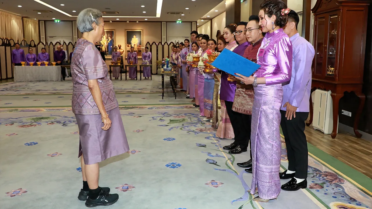 สมเด็จพระกนิษฐาธิราชเจ้า กรมสมเด็จพระเทพรัตนราชสุดาฯ สยามบรมราชกุมารี เสด็จออกณ วังสระปทุม พระราชทานพระราชวโรกาสให้ กิ่งเพชร บุญยงค์ ประธานชมรมอนุรักษ์วัฒนธรรมไทยในต่างแดน สหพันธ์สาธารณรัฐเยอรมนี นำคณะกรรมการชมรม เฝ้าฯ ทูลเกล้าฯ ถวายเงิน โดยเสด็จพระราชกุศลตามพระราชอัธยาศัย เมื่อวันก่อน.