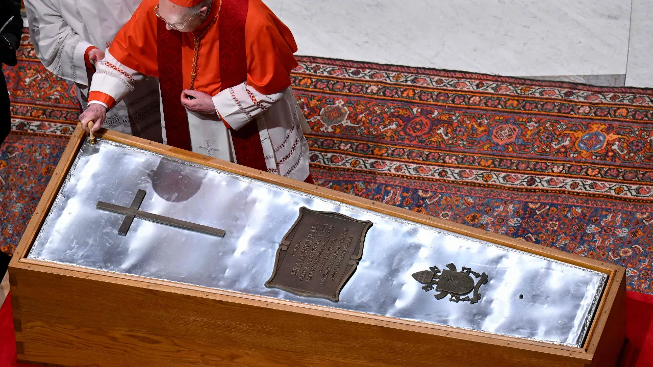 พระบรมศพของพระสันตะปาปาฟรานซิสถูกปิดผนึกที่มหาวิหารเซนต์ปีเตอร์ ก่อนที่จะมีพิธีพระศพที่นครวาติกัน ในวันที่ 26 เมษายน 