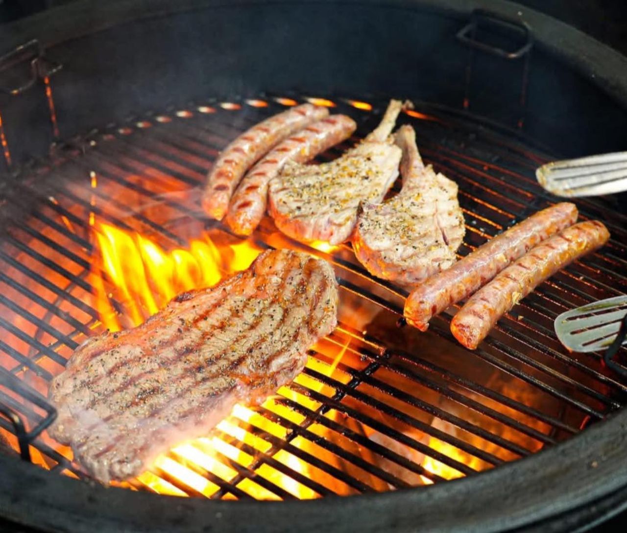ทั้งเนื้อสเต๊กและไส้กรอกย่างบนเตาหอมๆ สิ่งกลิ่นให้ชวนน้ำลายไหล