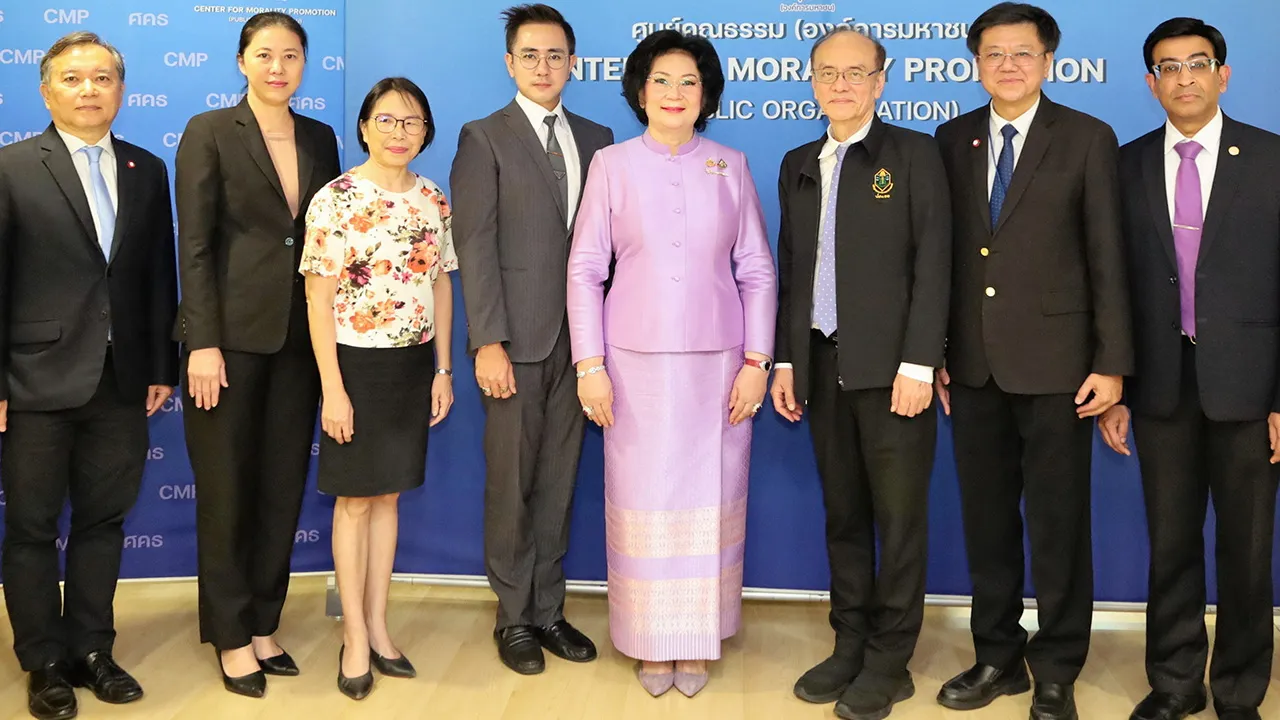 คุณธรรม - คุณหญิงปัทมา ลีสวัสดิ์ตระกูล จัดการประชุมคณะกรรมการศูนย์คุณธรรม ครั้งที่ 6 โดยมี รศ.นพ.สุริยเดว ทรีปาตี, นพ.วิทิต อรรถเวชกุล, ศ.นพ.รณชัย คงสกนธ์, เดวิด มกรพงศ์ และ วิริยา เนตรน้อย มาร่วมประชุมด้วย ที่อาคารวิทยาลัยการจัดการ มหาวิทยาลัยมหิดล วันก่อน.