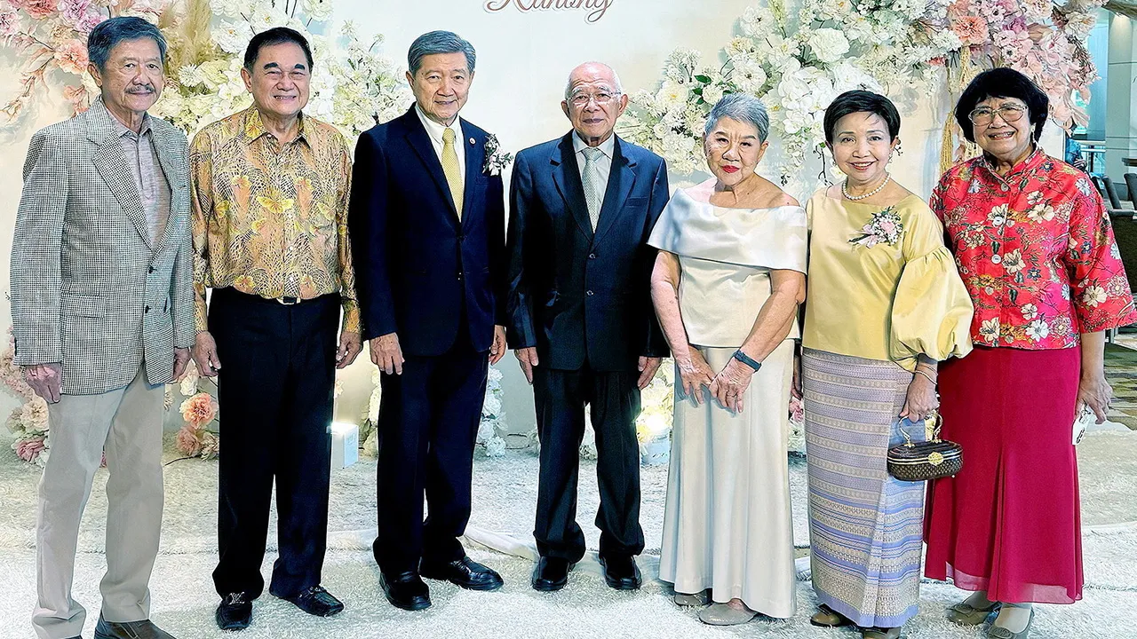 วิวาห์ชื่นมื่น - ศ.นพ.ปิยะสกล สกลสัตยาทร เป็นประธานในงานวิวาห์ระหว่าง พญ.ภัทริยา จารุทัศน์ กับ ระนอง พยัคฆพันธ์ โดยมี ดร.อัศวิน อิงคะกุล, นพ.ปิติ ธรรมมงคล, พญ.สมสิริ สกลสัตยาทร และ รศ.พญ.ชนิดา กาญจนลาภ มาร่วมอวยพรด้วย ที่โรงแรมมิราเคิล แกรนด์ วันก่อน.