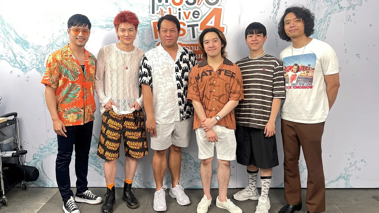 สาดความสนุก - ปริญญา ชัยสุวรรณ จัดฟรีคอนเสิร์ต “FWD Music Live Fest 4” ตอนสาดความสนุกทุกโมเมนต์ ปิดท้ายสงกรานต์ด้วยความสนุกสนานครบรส โดยมี วิวิศน์ บวรกีรติขจร, ตะวัน รุ่งพุทธิกุล, อนุโรจน์ เกตุเลขา และ ณัฐดนัย ชูชาติ มาร่วมงานด้วย ที่เซ็นทรัลเวิลด์ วันก่อน.