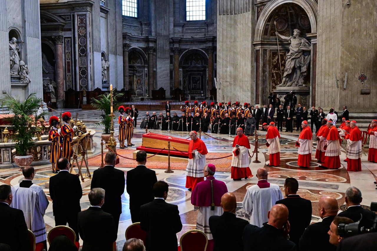 พระศพของสมเด็จพระสันตะปาปาฟรานซิส ถูกอัญเชิญมาถึงมหาวิหารเซนต์ปีเตอร์