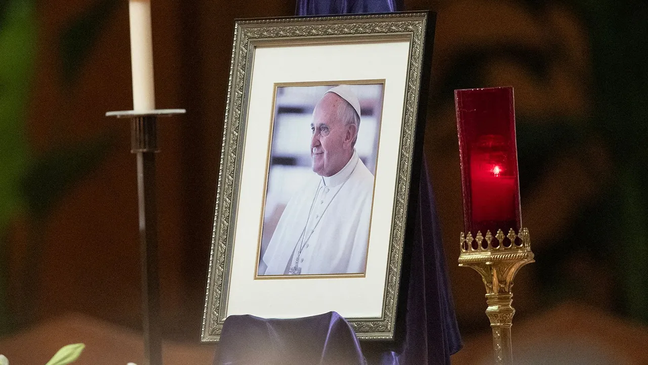 พระราชสาส์น เสียพระราชหฤทัย โป๊ปฟรานซิสสิ้นพระชนม์ นับหมื่นคนร่วมพิธีพระศพ