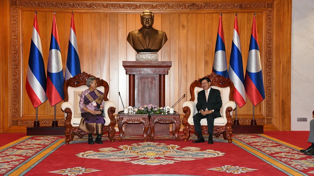 สมเด็จพระกนิษฐาธิราชเจ้า กรมสมเด็จพระเทพรัตนราชสุดาฯ สยามบรมราชกุมารี พระราชทานพระราชวโรกาสให้ ทองลุน สีสุลิด ประธานประเทศแห่งสาธารณรัฐประชาธิปไตยประชาชนลาวและเลขาธิการพรรคประชาชนปฏิวัติลาว เฝ้าฯ ในโอกาสเสด็จฯ เยือนสาธารณรัฐประชาธิปไตยประชาชนลาว ณ รัฐสภาแห่งชาติ นครเวียงจันทน์ เมื่อวันก่อน.