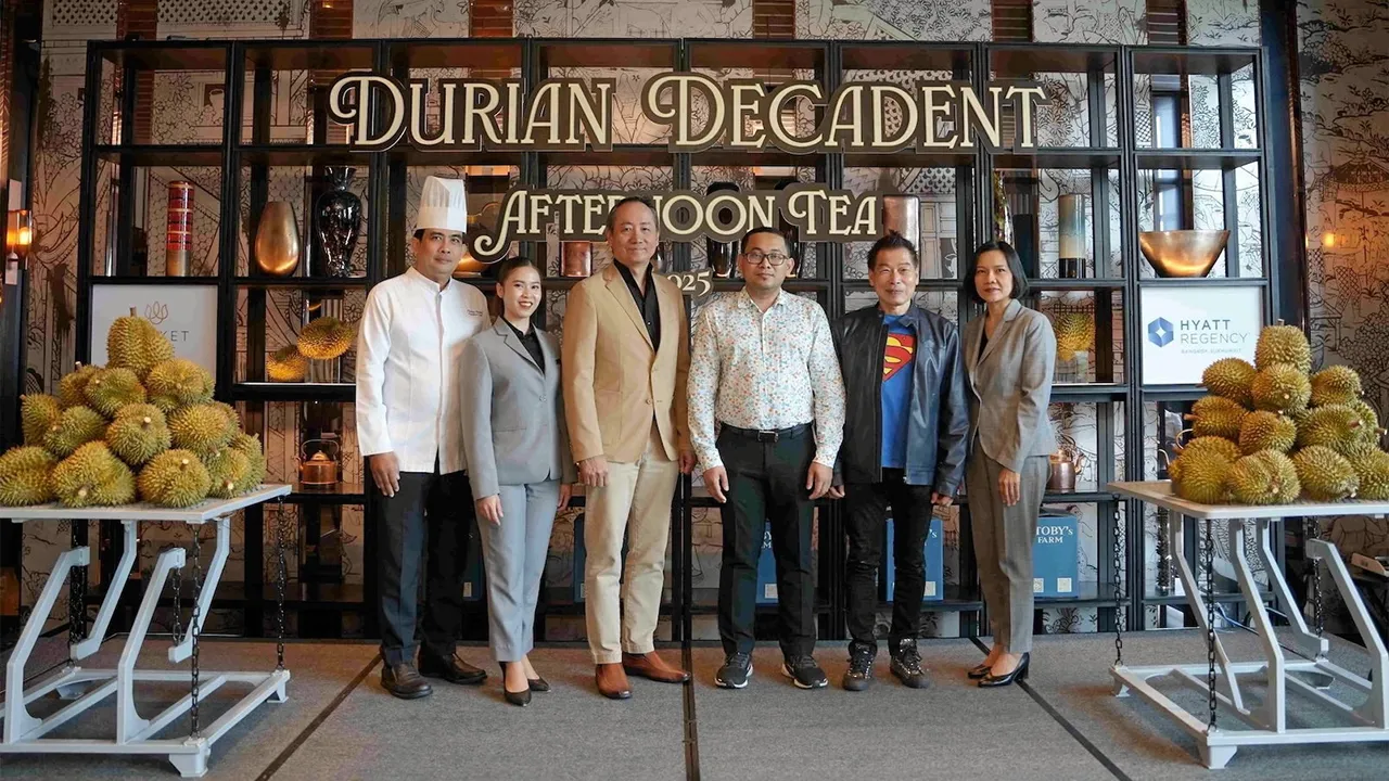 หมอนทอง แซมมี่ คาโรลุส และ ธวัชชัย จุงสุพงษ์ เปิดตัว “Durian Decadent Afternoon Tea” เมนูพิเศษสำหรับเซตการจิบน้ำชายามบ่ายกับทุเรียนหมอนทอง ราชาผลไม้เพื่อเสนอวัฒนธรรมอาหารแปลกใหม่ร่วมสมัย โดยมี อนันต์ โกซาล มาร่วมงานด้วย ที่โรงแรมไฮแอท รีเจนซี่ วันก่อน.