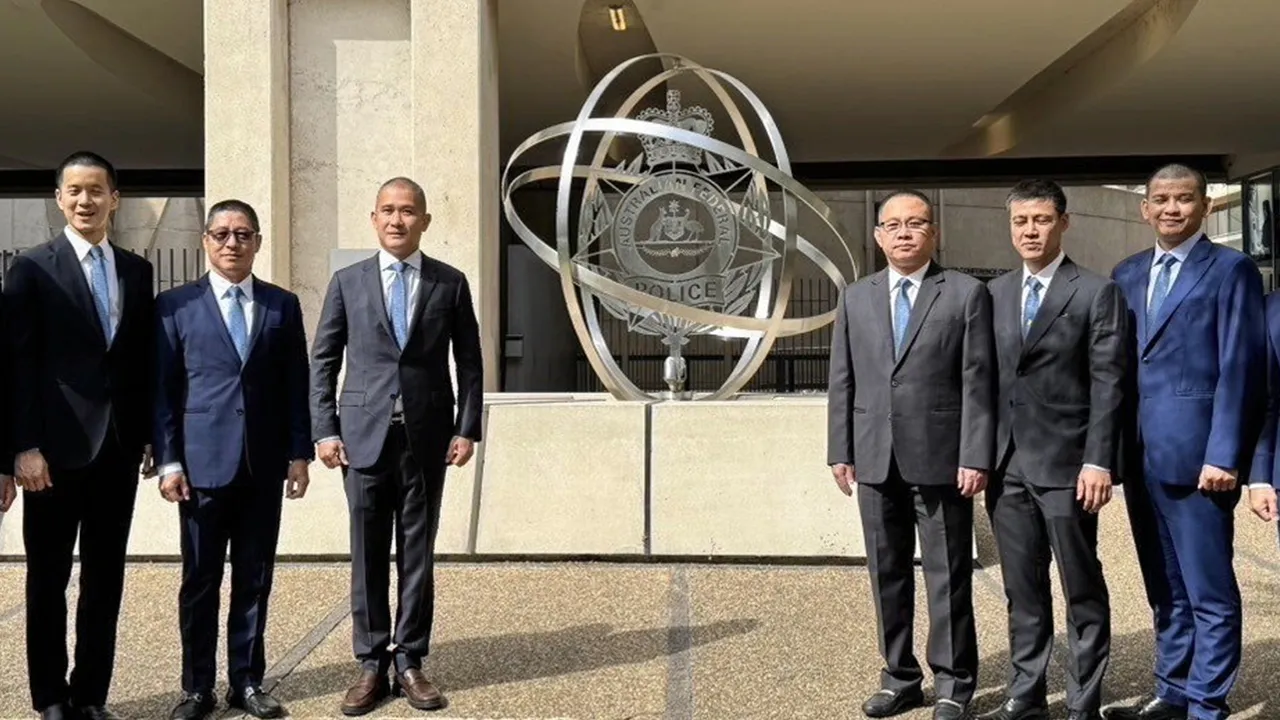 ร่วมมือ - พล.ต.ท.จิรภพ ภูริเดช ผบช.ก. นำคณะตำรวจสอบสวนกลางประชุมหารือกับผู้บริหาร Australian Federal Police เกี่ยวกับประเด็นยาเสพติด อาชญากรรมข้ามชาติ โดยมี พ.ต.อ.อรุณ วชิรศรีสุกัญยา มาร่วมหารือด้วย ที่กรุงแคนเบอร์รา ประเทศออสเตรเลีย วันก่อน.