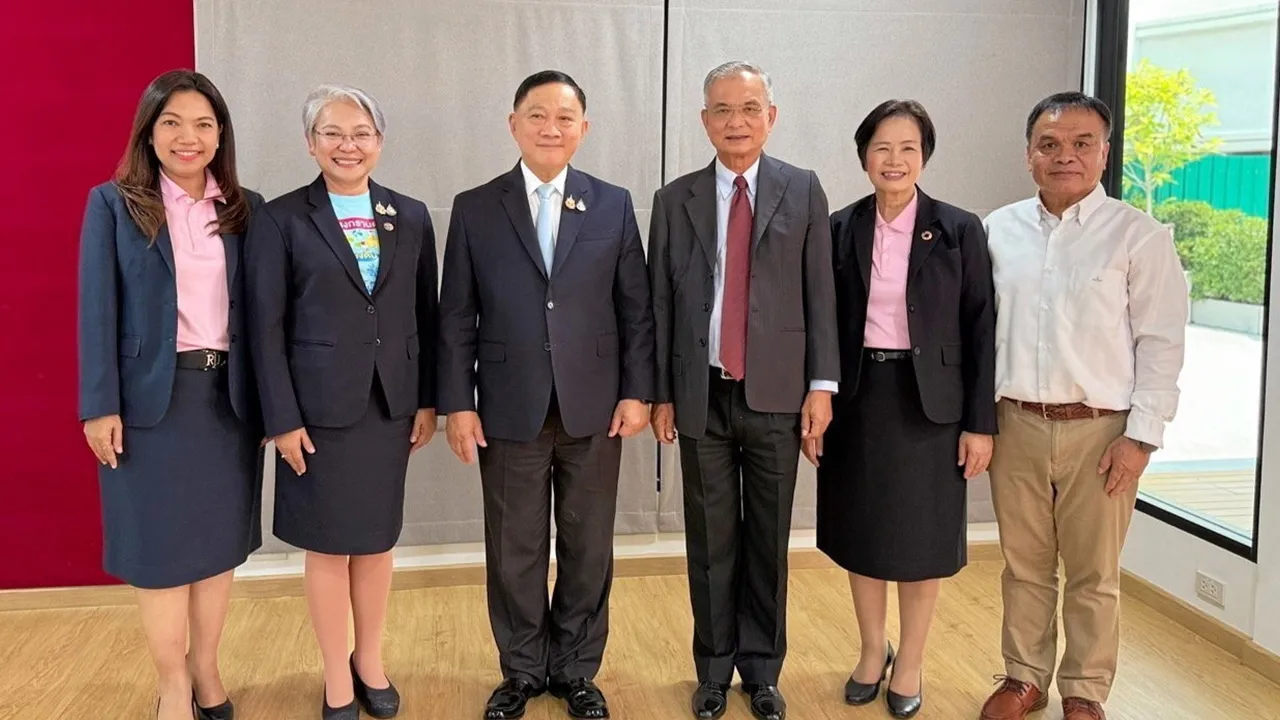 ขอพร - พล.ต.อ.พีระ พุ่มพิเชฏฐ์, แรมรุ้ง วรวัธ, อภิญญา ชมภูมาศ และ พรนิภา มาสิลีรังสี เข้ารดน้ำขอพรจาก พล.ต.อ.อดุลย์ แสงสิงแก้ว อดีต รมว.แรงงาน เนื่องในโอกาสเทศกาลสงกรานต์ปีใหม่ไทย ที่มูลนิธิพลตำรวจเอกอดุลย์ แสงสิงแก้ว โรงพยาบาลตำรวจ วันก่อน.