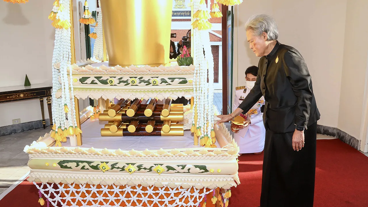 สมเด็จพระกนิษฐาธิราชเจ้า กรมสมเด็จพระเทพรัตนราชสุดาฯ สยามบรมราชกุมารี เสด็จฯแทนพระองค์ไปพระราชทานเพลิงศพ ท่านผู้หญิงพึงจิตต์ ศุภมิตร ณ เมรุหลวงหน้าพลับพลาอิศริยาภรณ์ วัดเทพศิรินทราวาส เมื่อวันที่ 20 เมษายน.