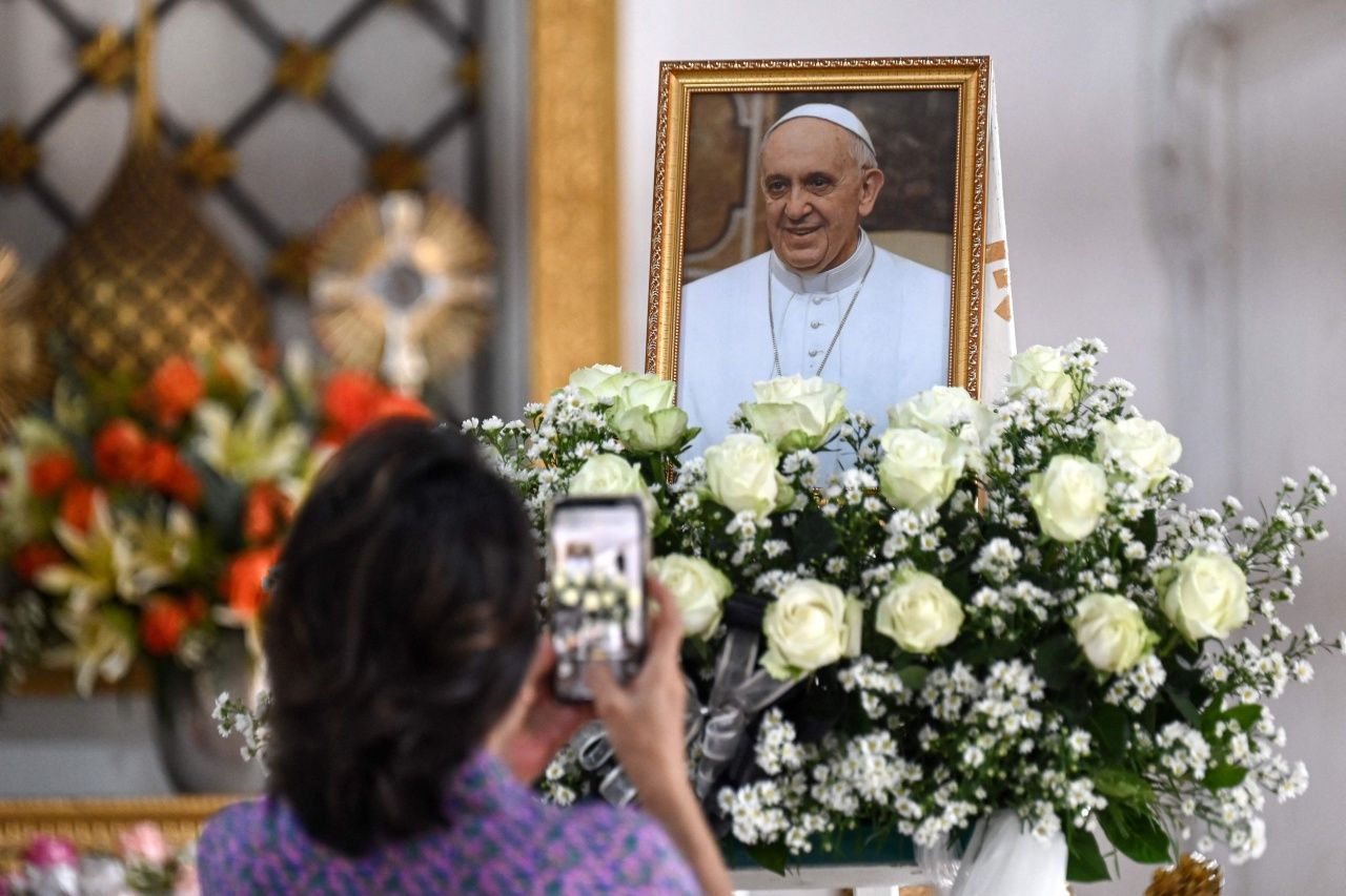 ประชาชนมาร่วมแสดงความอาลัยต่อการจากไปของสมเด็จพระสันตะปาปาฟรานซิส (ภาพโดย Lillian SUWANRUMPHA / AFP)