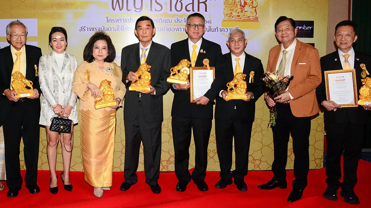 สุดปลื้มใจ วันนิวัติ ศรีไกรวิน, นพ.มนูญ ลีเชวงวงศ์, พล.ต.ท.ดร.นรวัฒน์ เจริญรัชต์ภาคย์ และ ดร.นุชนาถ วสุรัตน์ รับรางวัล “พญาราชสีห์” ในโครงการประกาศเกียรติคุณ เพื่อสร้างแรงบันดาลใจ ในการทำความดี โดยมี ดร.ต่อพงศ์ วัจนะสวัสดิ์ มาร่วมงานด้วย ที่สถาบันวิจัยจุฬาภรณ์ วันก่อน.