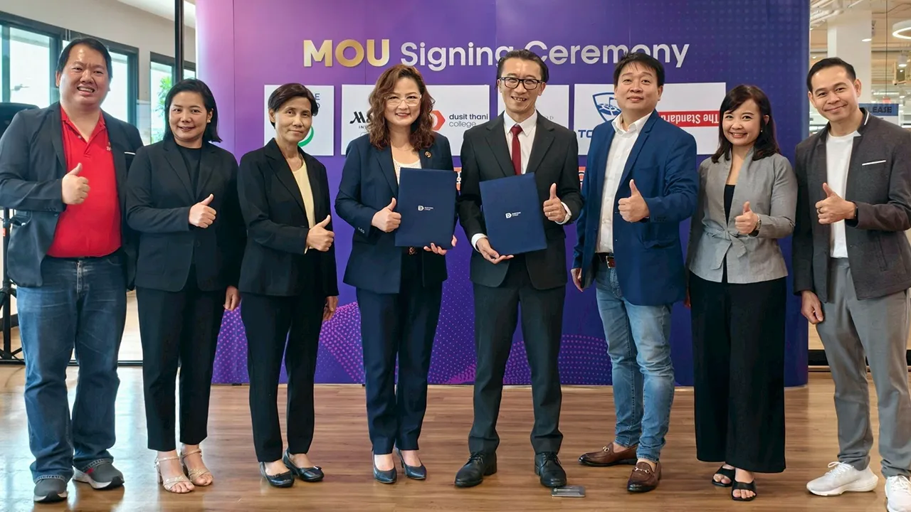 ฝึกของจริง สุขวสา ภูชัชวนิชกุล และ ดร.อรรถเวทย์ พฤกษ์สถาพร ลงนามความร่วมมือ เพื่อเปิดโอกาสให้นักศึกษาได้ฝึกปฏิบัติงานจริงด้านอุตสาหกรรมการท่องเที่ยว การบริการอาหารและเครื่องดื่ม โดยมี นงลักษณ์ จติวัธนชัยกูล มาร่วมในพิธีด้วย ที่วิทยาลัยดุสิตธานี วันก่อน.