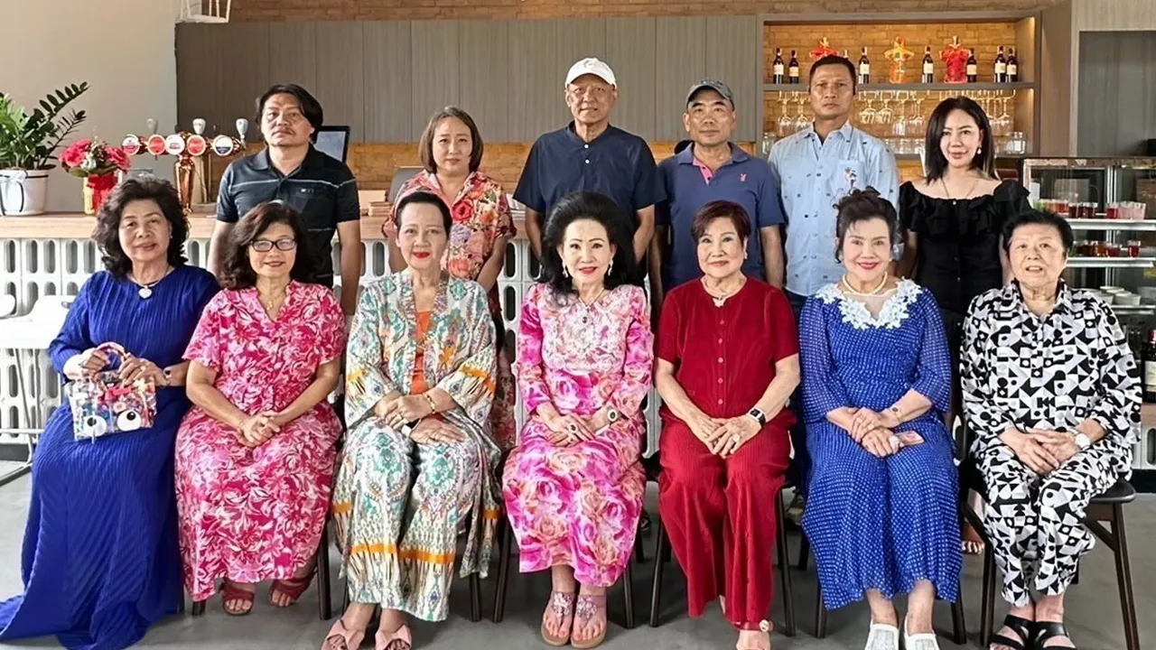 เบิร์ธเดย์ ดร.สิริลักข์  ศัลยสิริ  และ  ประพิศ  เหตระกูล  จัดงานเลี้ยงฉลองวันเกิดให้   คุณหญิงอิสริยาภรณ์ ปัญจมานนท์ โดยมี พล.ร.อ.ศิริชัย กาญจนบดี, พ.ต.อ.อภิวัชร์ ไชยศรีสุทธิ์, พ.ต.อ.วีพงษ์ กงแก้ว และ กอบสุข หุตะสิงห์ มาร่วมงานด้วย ที่ร้านอาหารอิตาเลียน DEMPSEY BISTRO วันก่อน.