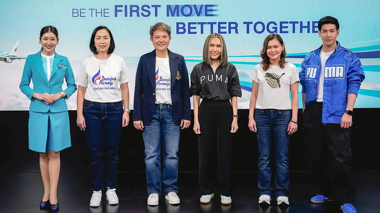 ใส่สบาย อมรรัตน์ คงสวัสดิ์ และ พรทิพย์ วนิชนพรัตน์ ลงนามความร่วมมือผลิตรองเท้าผ้าใบ คอลเลกชัน “Bangkok Airways X PUMA” สำหรับพนักงานบริการส่วนหน้าเพื่อความคล่องตัวในการปฏิบัติหน้าที่ โดยมี จันทร์ทิพย์ ทองกันยา มาร่วมในพิธีด้วย ที่บางกอกแอร์เวย์ส วันก่อน.