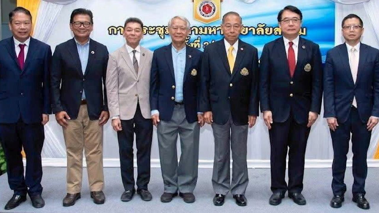ประชุม - พล.อ.อ.ชลิต พุกผาสุข องคมนตรี จัดการประชุมสภามหาวิทยาลัยสยาม พร้อมเยี่ยมชมดูการเรียนการสอน โดยมี ศ.ดร.ยงยุทธ ยุทธวงศ์, ดร.พรชัย มงคลวนิช, ดร.จอมพงศ์ มงคลวนิช, สุกิจ อุทินทุ และ วิทิต ลีนุตพงษ์ มาร่วมประชุมด้วย ที่โรงเรียนพระดาบส วันก่อน.