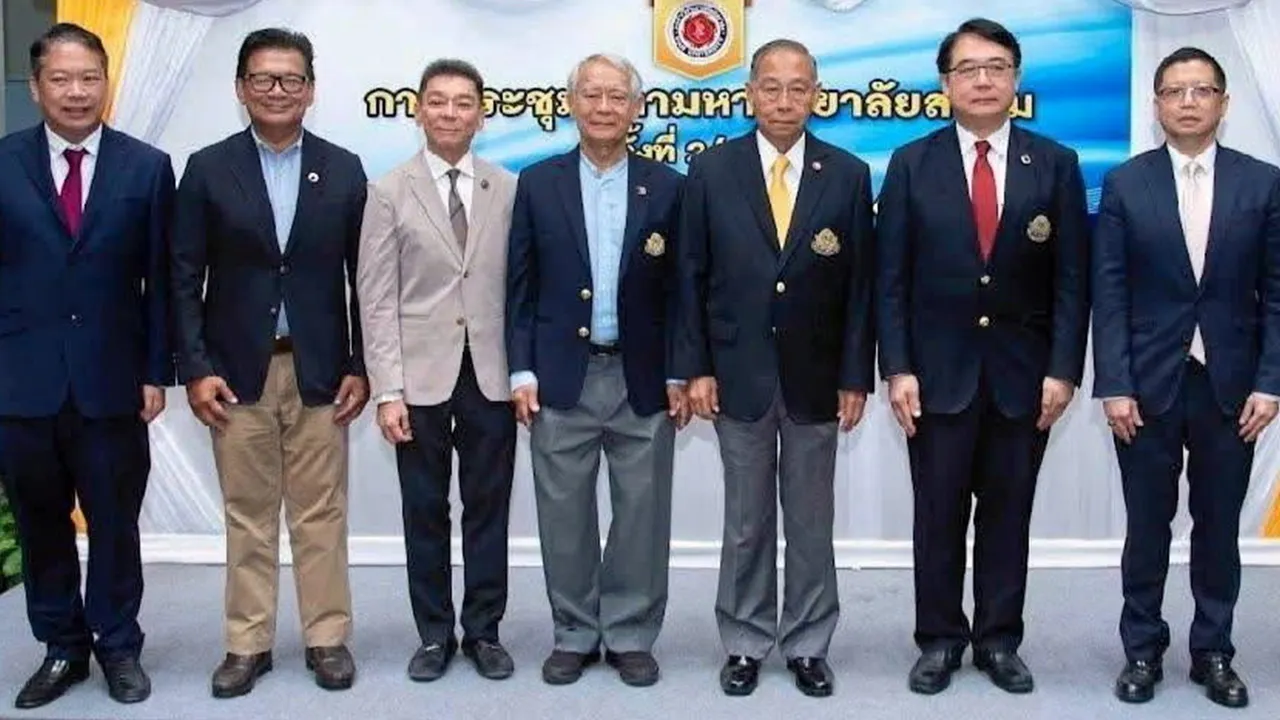 ประชุม - พล.อ.อ.ชลิต พุกผาสุข องคมนตรี จัดการประชุมสภามหาวิทยาลัยสยาม พร้อมเยี่ยมชมดูการเรียนการสอน โดยมี ศ.ดร.ยงยุทธ ยุทธวงศ์, ดร.พรชัย มงคลวนิช, ดร.จอมพงศ์ มงคลวนิช, สุกิจ อุทินทุ และ วิทิต ลีนุตพงษ์ มาร่วมประชุมด้วย ที่โรงเรียนพระดาบส วันก่อน.