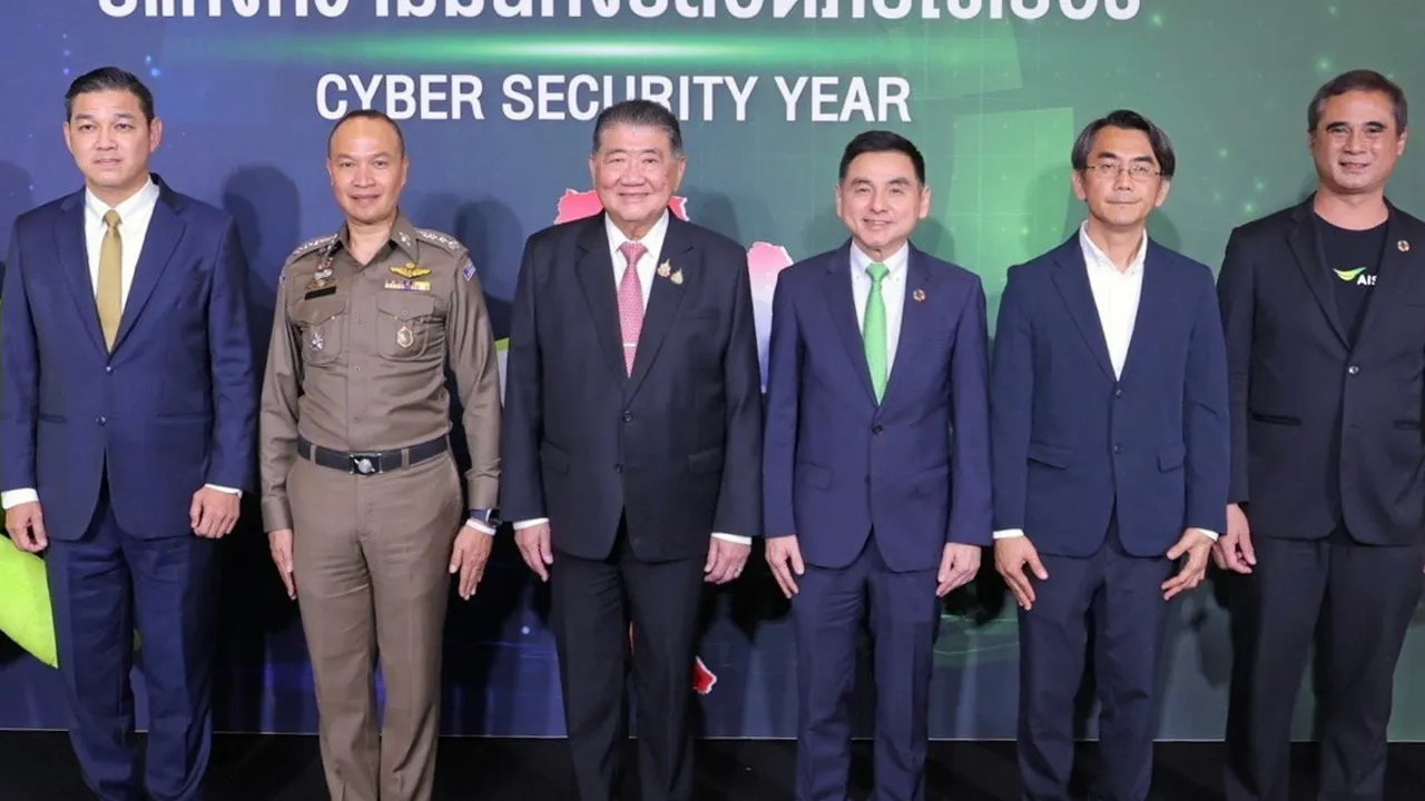 ปลอดภัย - ภูมิธรรม เวชยชัย, พล.ต.ท.ไตรรงค์ ผิวพรรณ และ สมชัย เลิศสุทธิวงค์ แถลงข่าวความร่วมมือขับเคลื่อนประเทศไทยสู่ “ปีแห่งความมั่นคงปลอดภัยไซเบอร์” เพื่อยกระดับภารกิจป้องกัน-ปราบปรามอาชญากรรมไซเบอร์และความมั่นคงปลอดภัยดิจิทัลของประเทศ ที่ช่อง 5 วันก่อน.