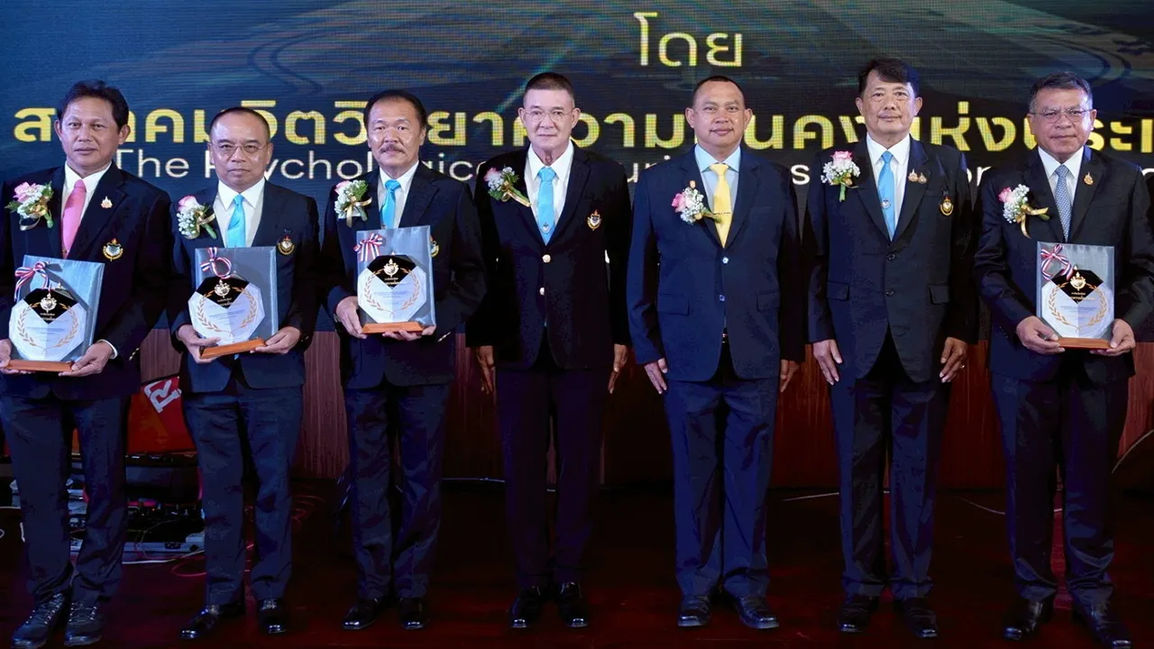 ดีเด่น - พล.ท.พีรพัฒน์ จันทร์งาม มาร่วมแสดงความยินดีแก่ นพ.ยงยศ ธรรมวุฒิ, กิตติ สุทธิจิตไพศาล, เอกอธิ รัตนอารี และ สัมฤทธิ์ อนุภักดิ์ ในโอกาสได้รับรางวัล “จิตวิทยาความมั่นคงดีเด่น” ประจำปี 2568 โดยมี พล.ท.เฉลิมชัย รื่นภิรมย์ มาร่วมงานด้วย ที่สถาบันจิตวิทยาความมั่นคง วันก่อน.