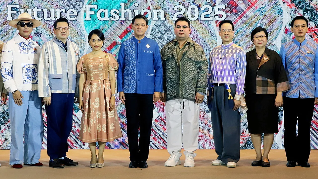 พัฒนาสิ่งทอ - สยาม ศิริมงคล อธิบดีกรมการพัฒนาชุมชน เปิดการประชุมเพื่อพัฒนาองค์ความรู้การใช้นวัตกรรมเส้นใยสร้างสรรค์ เพื่อการพัฒนาสิ่งทอ โดยมี ดร.ศรินดา จามรมาน, ธนันท์รัฐ ธนเสฏฐการย์ และ กุลวิทย์ เลาสุขศรี มาร่วมประชุมด้วย ที่โรงแรมอัศวิน แกรนด์ วันก่อน.