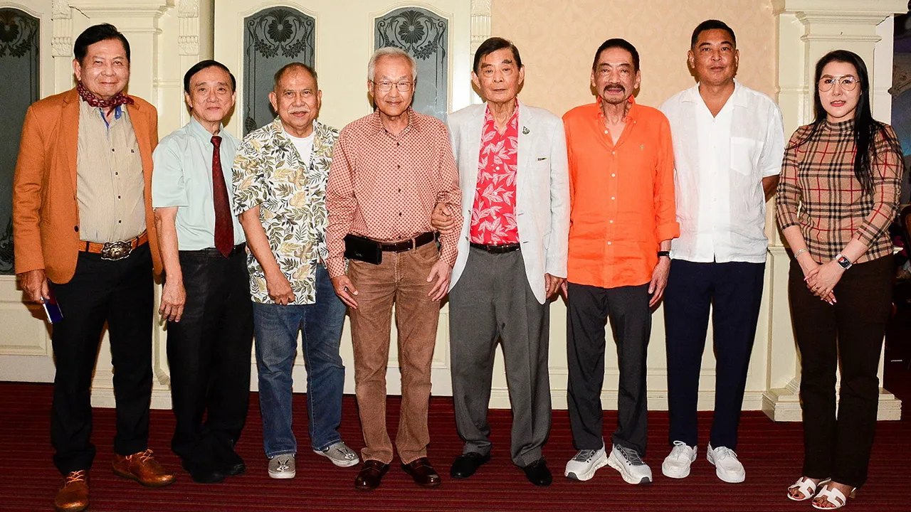 ชื่นมื่น - นพ.มนูญ ลีเชวงวงศ์ นัดเพื่อนกลุ่มผู้สูงวัยมาร่วมงานเลี้ยงพบปะสังสรรค์ โดยมี ดร.ต่อพงศ์ วัจนะสวัสดิ์, วันนิวัติ ศรีไกรวิน, สุรศักดิ์ ยงวัฒนานันท์ และ เทวัญ ทรัพย์แสนยากร มาร่วมงานด้วยความชื่นมื่น ที่โรงแรมเอบีน่า เฮ้าส์ วิภาวดี 64 วันก่อน.