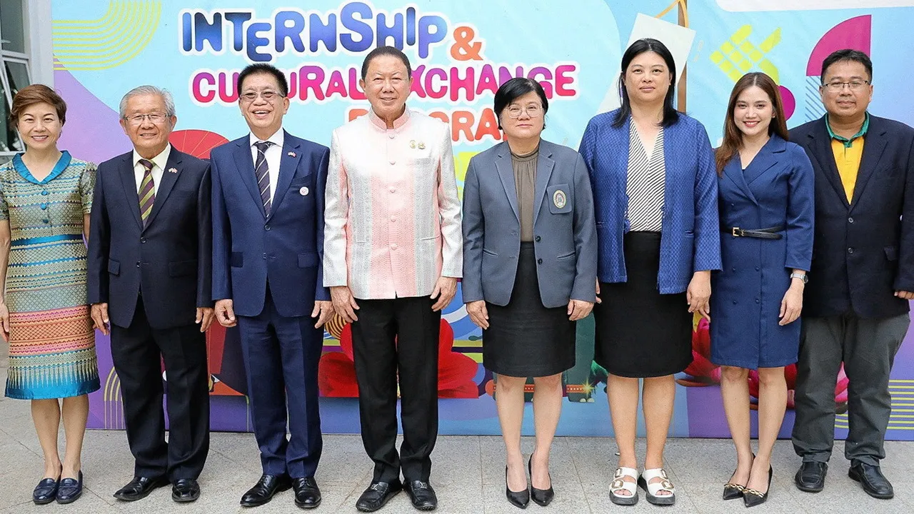 ภาษาเวียดนาม - สนั่น อังอุบลกุล และ ผศ.ดร.คณิศรา ธัญสุนทรสกุล ลงนามความร่วมมือโครงการหลักสูตรการเรียนภาษาเวียดนามแบบเร่งรัด โดยมี ดร.ทอง กุลธัญวัฒน์, ผศ.ดร.สาวิตรี บุญมี และ แพรวพิลาส ราโชมาศ มาร่วมในพิธีด้วย ที่มหาวิทยาลัยราชภัฏอุดรธานี วันก่อน.