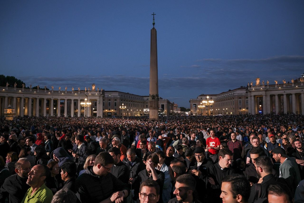 ประชาชนกว่า 45,000 คน มารวมตัวกันที่จัตุรัสเซนต์ปีเตอร์ เพื่อลุ้นผลการเลือกโป๊ปองค์ใหม่ เมื่อ 7 พ.ค. 2568
