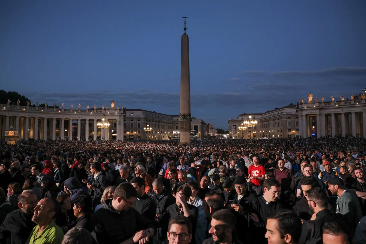ประชาชนกว่า 45,000 คน มารวมตัวกันที่จัตุรัสเซนต์ปีเตอร์ เพื่อลุ้นผลการเลือกโป๊ปองค์ใหม่ เมื่อ 7 พ.ค. 2568