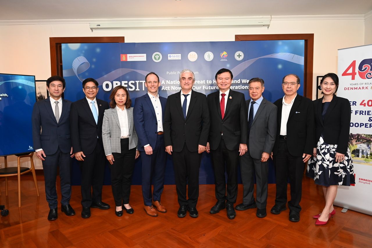 ภาพจากด้านซ้ายไปขวา รศ.นพ.ดิลก ภิยโยทัย ผอ.รพ.ธรรมศาสตร์ฯ, รศ. นพ. เพชร รอดอารีย์ นายกสมาคมเครือข่ายโรคไม่ติดต่อไทย,รองศาสตราจารย์ ดร.ทวิดา กมลเวชช รองผู้ว่าฯ กทม., ผู้จัดการทั่วไป นอร์ดิสค์ ฟาร์มา เอ็นริโก้ คานัล บรูแลนด์, ฯพณฯ แดนนี่ อันนัน เอกอัครราชทูตเดนมาร์ก, นพ.ภาณุมาศ ญาณเวทย์สกุล อธิบดีกรมควบคุมโรคกระทรวงสาธารณสุข, ดร.ศุภวุฒิ สายเชื้อ ที่ปรึกษานายกรัฐมนตรีและสภาพัฒน์ฯ, นพ.กฤช ลี่ทองอิน ที่ปรึกษาอาวุโส สำนักงานหลักประกันสุขภาพแห่งชาติ และ รศ. พญ. ประพิมพ์พร ฉัตรานุกูลชัย อายุรแพทย์ผู้เชี่ยวชาญด้านโภชนาการ รพ. รามาธิบดี