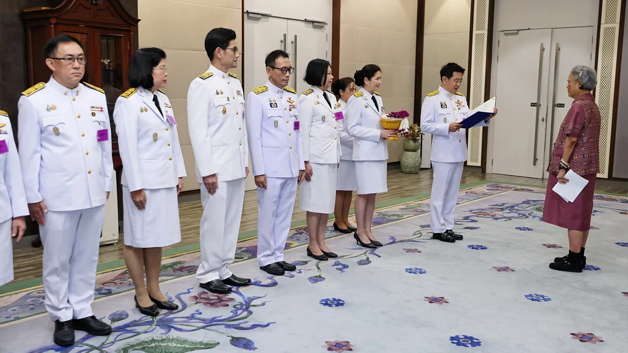 สมเด็จพระกนิษฐาธิราชเจ้า กรมสมเด็จพระเทพรัตนราชสุดาฯ สยามบรมราชกุมารี เสด็จออก ณ วังสระปทุม พระราชทานพระราชวโรกาสให้ วุฒิไกร ลีวีระพันธุ์ ปลัดกระทรวงพาณิชย์ นำคณะผู้บริหารและกรรมการร้าน กระทรวงพาณิชย์ เฝ้าฯ ทูลเกล้าฯ ถวายเงินรายได้จากการออกร้านงานกาชาดประจำปี 2566 เพื่อบำรุงสภากาชาดไทย เมื่อวันก่อน.