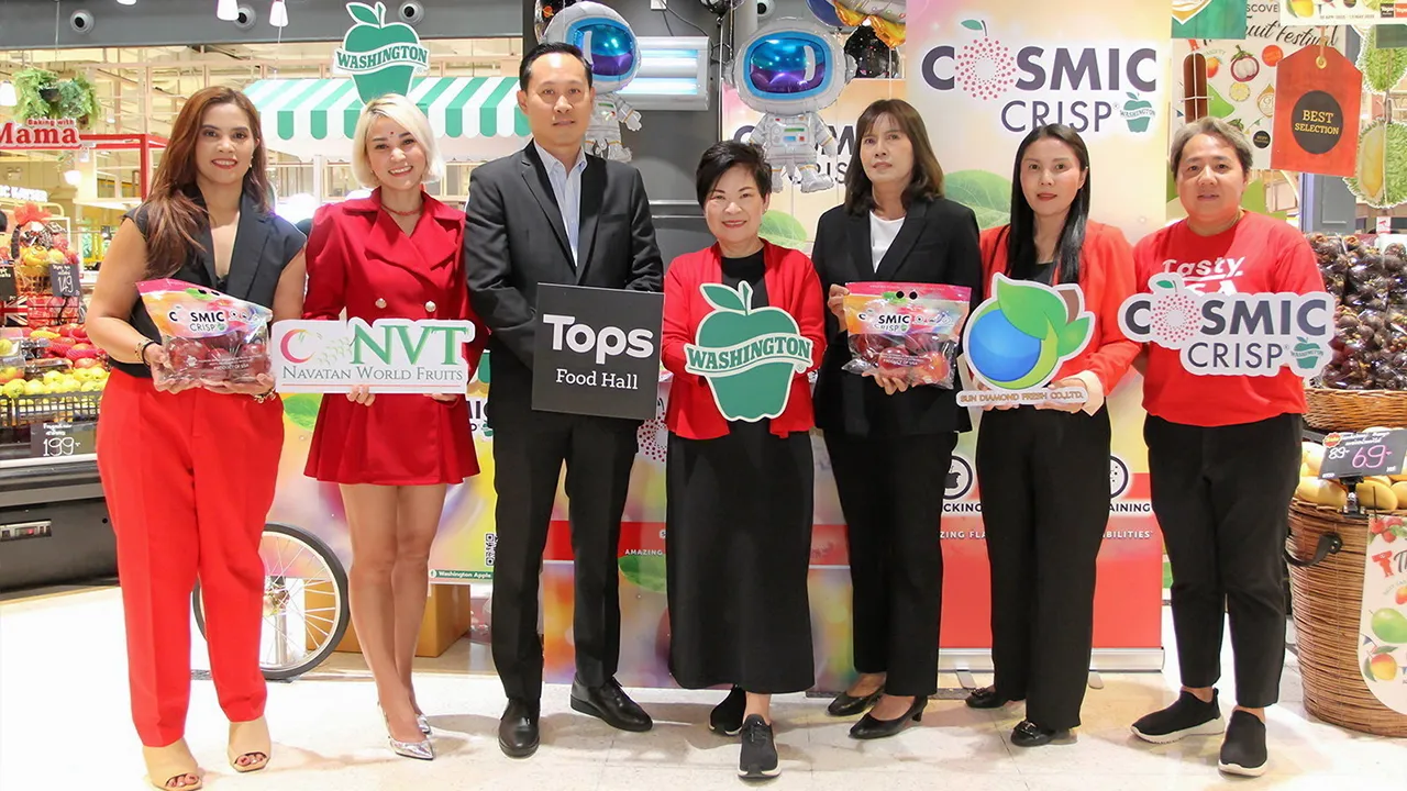 น่ากินมาก ธีรวี อังกุวรกุล จัดแคมเปญ “Cosmic Season : Taste the Galaxy” เปิดตัว แอปเปิ้ลสายพันธุ์ล่าสุด คอสมิค คริปส์ โดยมี ชัยรัตน์ เพชรดากูล, วีรินทร์ บุญร่วม, วาสนา นาเสริฐ, จรรยา มู้จรรย์ และ อภิรดี ภาณุรุจ มาร่วมงานด้วย ที่เซ็นทรัล อีสต์วิลล์ วันก่อน.