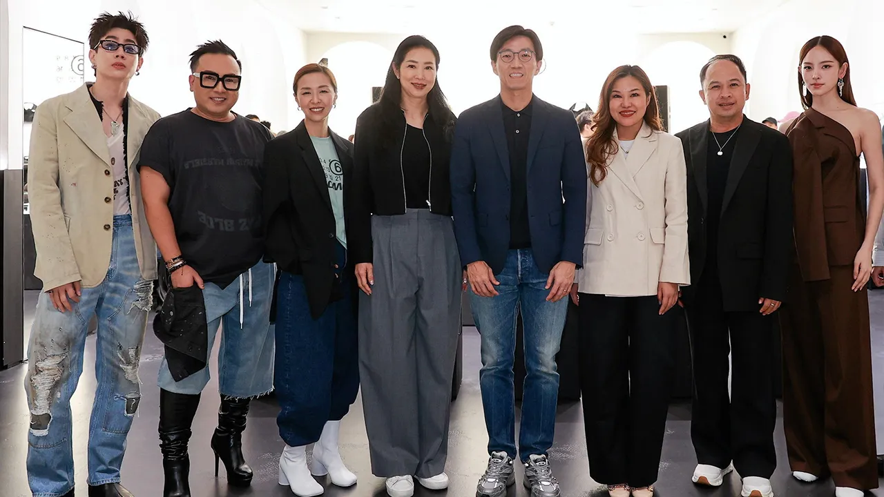 แฟชั่นชายหญิง ธนพงษ์ จิราพาณิชกุล และ ทิพาณัท เลณบุรี จัดงานเปิดร้าน “MM6 Maison Margiela” แบรนด์เสื้อผ้าแฟชั่นสำหรับผู้หญิงและผู้ชาย โดยมี สรัลธร อัศเวศน์, เอกวิทย์ ชัยวรานุรักษ์ และ ณัฐกมนรักษ์ ไวยวุฒิกมลกร มาร่วมงานด้วย ที่สยามดิสคัฟเวอรี่ วันก่อน.