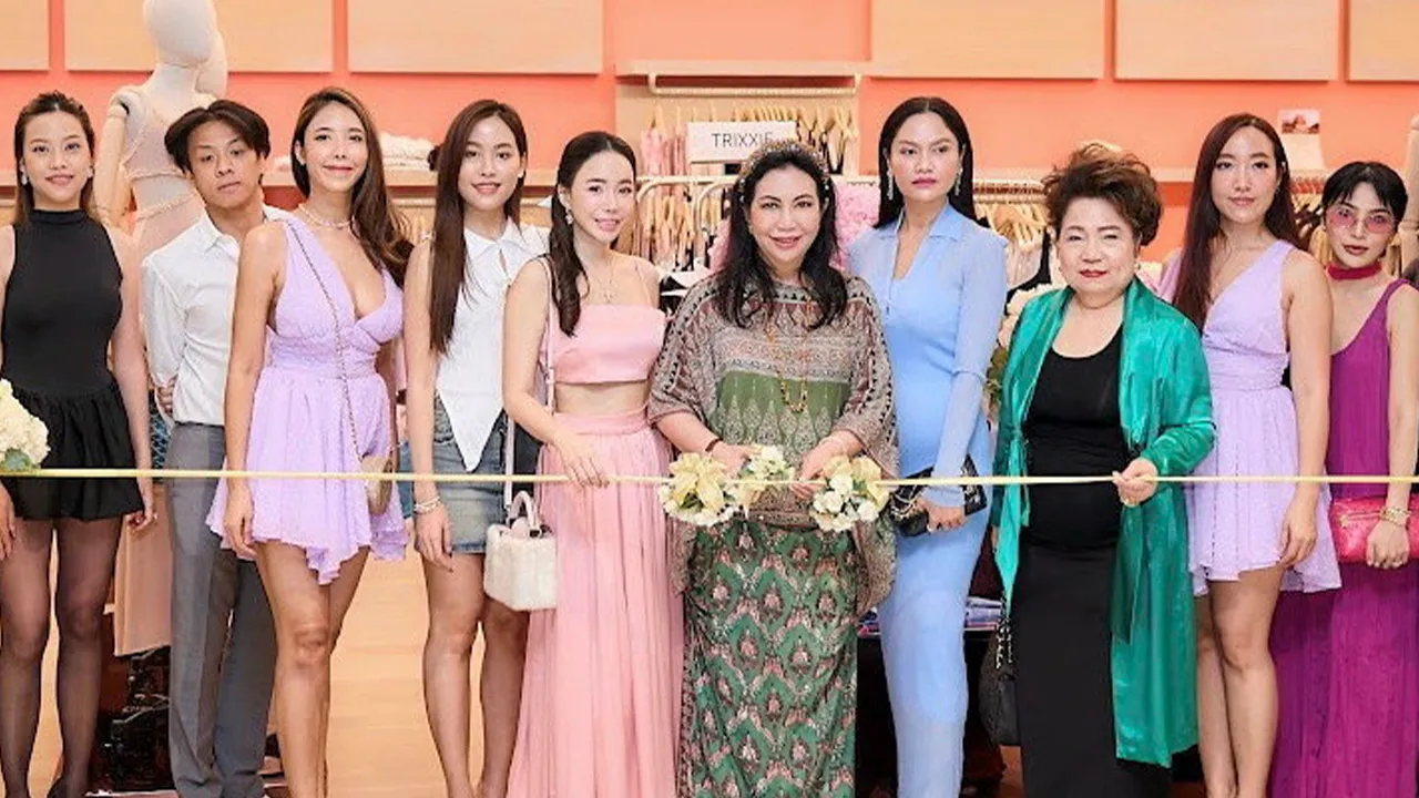 ตามไปซื้อ ม.ล.ปุญยนุช เกษมสันต์ เปิด “Haus of Trixxie” บูติกเสื้อผ้าสำเร็จรูปสำหรับผู้หญิงรุ่นใหม่ให้ลูกสาว ไอศิกา ดุลยจินดา โดยมี พรรณี ซาเอกิ, รฎาวดี รตนชัยอุชุกร, นันท์นลิน ไพบูลย์ปรีดี และ ฐิติพร ไพบูลย์ปรีดี มาร่วมงานด้วย ที่เซ็นทรัล ชิดลม วันก่อน.