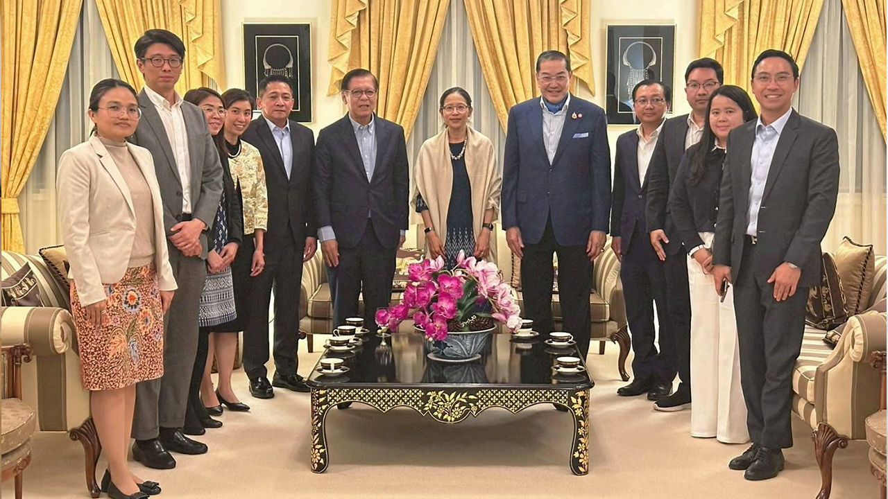 ต้อนรับ อาจารี ศรีรัตนบัลล์ ออท. ณ กรุงแคนเบอร์รา ออสเตรเลีย จัดเลี้ยงต้อนรับ ศ.พิเศษ ดร.สุรเกียรต์ิ เสถียรไทย ประธานคณะมนตรีเพื่อสันติภาพและความปรองดองแห่งเอเชีย ไปกล่าวปาฐกถาที่ ม.แห่งชาติออสเตรเลีย.