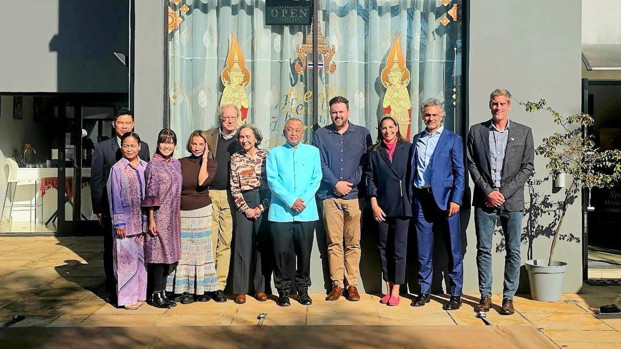 กระชับมิตร ไพสิฐ บุญปาลิต อุปทูต ณ กรุงพริทอเรีย แอฟริกาใต้ ร่วมกับ Hello Thailand เลี้ยงรับรองคณะทูตทหาร มี พ.อ.อุเทน เอี่ยมสอาด ผช.ทหารไทย, คณะทูตและภริยา สอท.เลบานอน และเม็กซิโก.