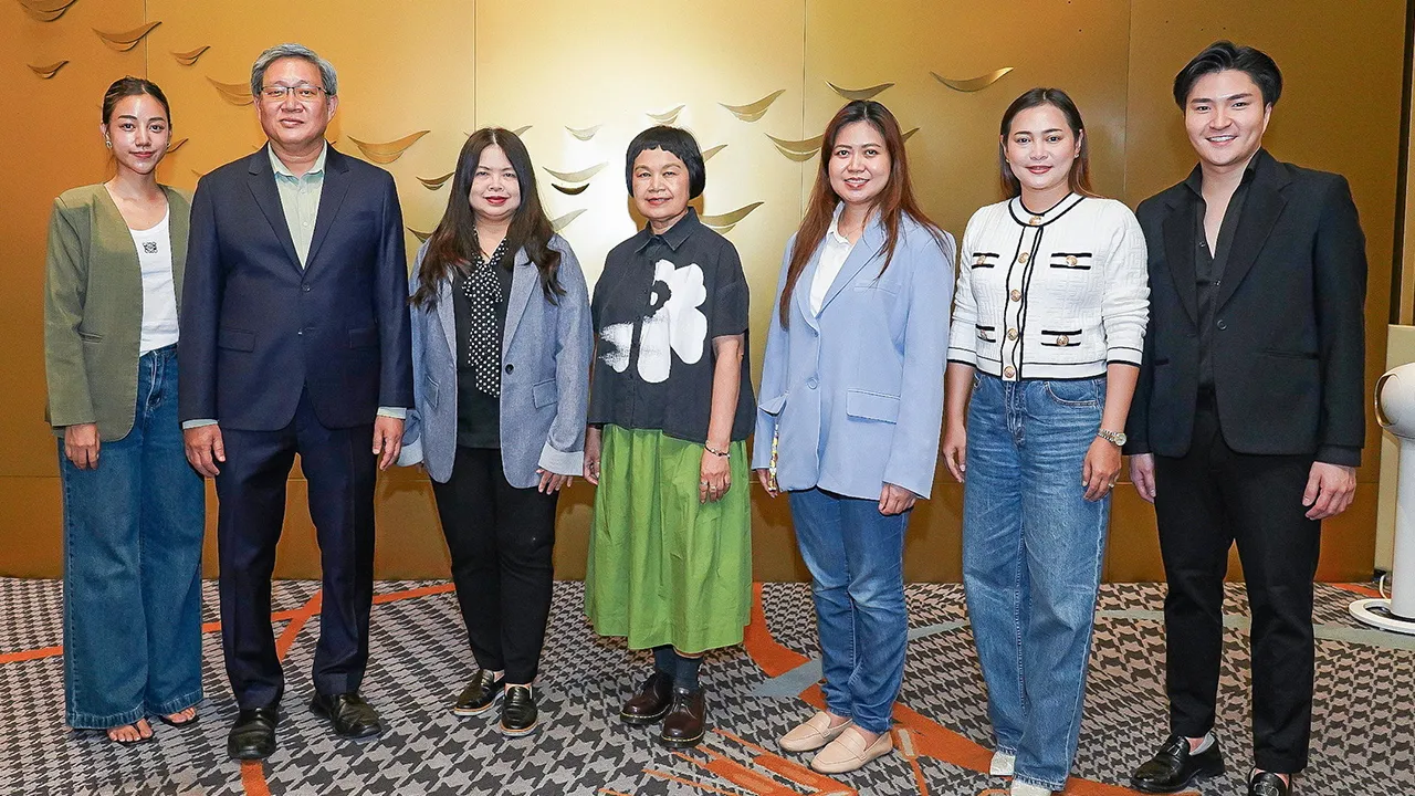 หนังดัง ปณีตา มาลัยวงศ์ และ วุฒิ วิพันธ์พงษ์ ชวนลูกค้าบริษัทแอสเซทไวส์ มาชมภาพยนตร์ซุปเปอร์ฮีโร่ของค่ายมาร์เวล “ธันเดอร์โบลต์ส” โดยมี จันทร์จรัส จันทรกานต์, ไพรินทร์ นิธิพานิช, อัญชลี จันทร์ผล และ ภัสสร บุญสม มาร่วมชมด้วย ที่เอ็มบาสซี ดิโพลแมท สกรีน วันก่อน.