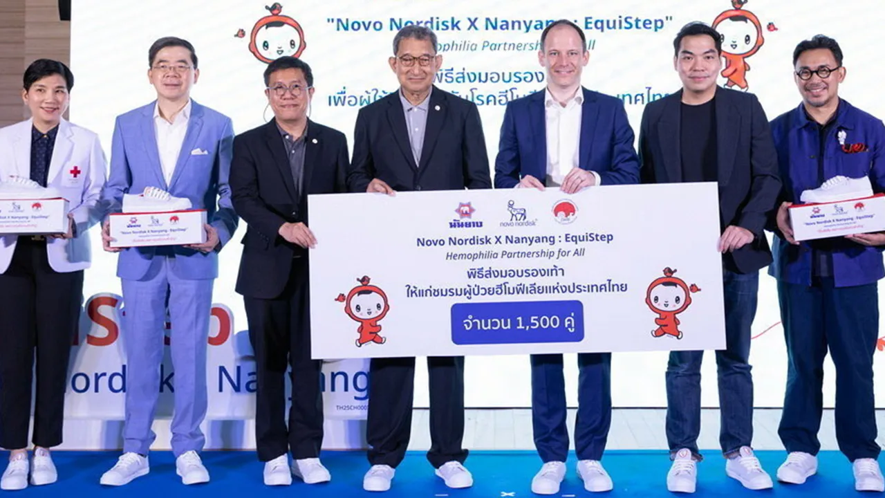 ช่วยผู้ป่วย เอ็นริโก้ คานัล บรูแลนด์, ดร.จักรพล จันทวิมล, ศ.นพ.พันธุ์เทพ อังชัยสุขศิริ และ ศ.พญ.ดารินทร์ ซอโสตถิกุล มอบรองเท้า Cocoon จำนวน 1,500 คู่ ให้ ทพ.มณฑล สุวรรณนุรักษ์ เพื่อนำไปให้ผู้ป่วยโรคเลือดออกง่ายฮีโมฟีเลีย ที่โรงพยาบาลจุฬาลงกรณ์ วันก่อน.