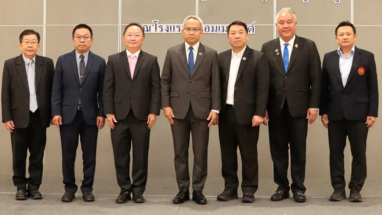 การพัฒนา อนุกูล ปีดแก้ว เปิดงานเสวนาเรื่อง “พลังการขับเคลื่อนการพัฒนาที่อยู่อาศัยด้วยศูนย์ข้อมูลที่อยู่อาศัยแห่งชาติ” โดยมี อิสระ บุญยัง, รศ.ดร.ชนินทร์ ทินนโชติ, ดร.วิชัย วิรัตกพันธ์, ดร.พงษ์พิศิษฐ์ หุยากรณ์ และ ทวีพงษ์ วิชัยดิษฐ มาร่วมงานด้วย ที่โรงแรมดิ เอมเมอรัลด์ วันก่อน.