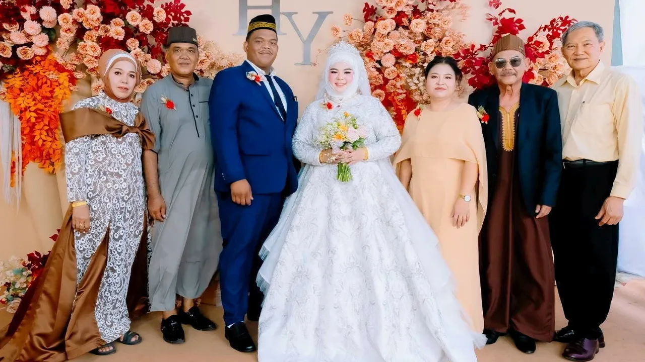 วันวิวาห์ สุพร ธัมกิตติคุณ มาร่วมอวยพรในงานวิวาห์ ระหว่าง พราวพรรณ จิตต์ชื่นโชติ บุตรี อนุสรณ์ จิตต์ชื่นโชติ–ณัฐธยาน์ คฤหบดี กับ ธวัชชัย สมเจริญ บุตร สุไลมาน สมเจริญ– สุใบดะห์ ขันธชัย ท่ามกลางความปลื้มปีติ ที่ชุมชนคลองตะเคียน จ.พระนครศรีอยุธยา วันก่อน.