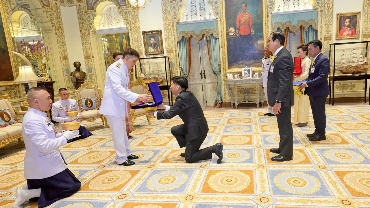 พระบาทสมเด็จพระเจ้าอยู่หัว และ สมเด็จพระนางเจ้าฯ พระบรมราชินี เสด็จออก ณ พระที่นั่งอัมพรสถานพระราชวังดุสิต พระราชทานพระบรมราชวโรกาสให้ ปลิว ตรีวิศวเวทย์ ประธาน กก.บห.บริษัท ช.การช่าง เฝ้าฯ ทูลเกล้าฯ ถวายเงินโดยเสด็จพระราชกุศลตามพระราชอัธยาศัย เนื่องในโอกาสพระราชพิธีมหามงคลเฉลิมพระชนมพรรษา 6 รอบ เมื่อวันก่อน.