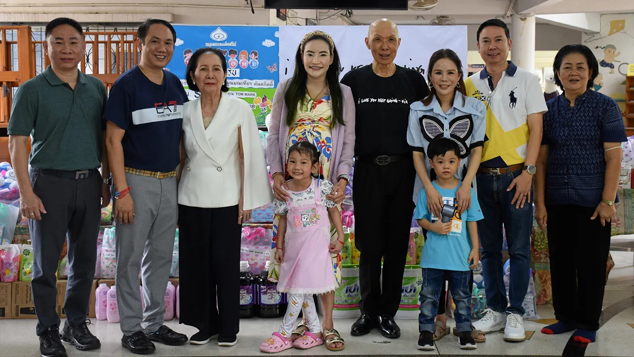 ใจบุญ สมศักดิ์ มากวงศ์นาค จัดเลี้ยงอาหารกลางวัน พร้อมมอบของขวัญให้เด็ก โดยมี คุณหญิงทิพยวรรณ ตันตกิตติ์, มณเฑียร ตันตกิตติ์, ไอลดา บำรุงพฤกษ์, สมหวัง เนตรระกาศ และ สิปปทัศน์–เณศราภา ทับสุวรรณ มาร่วมงานด้วย ที่โรงเรียนอนุบาลมูลนิธิดวงประทีป วันก่อน.