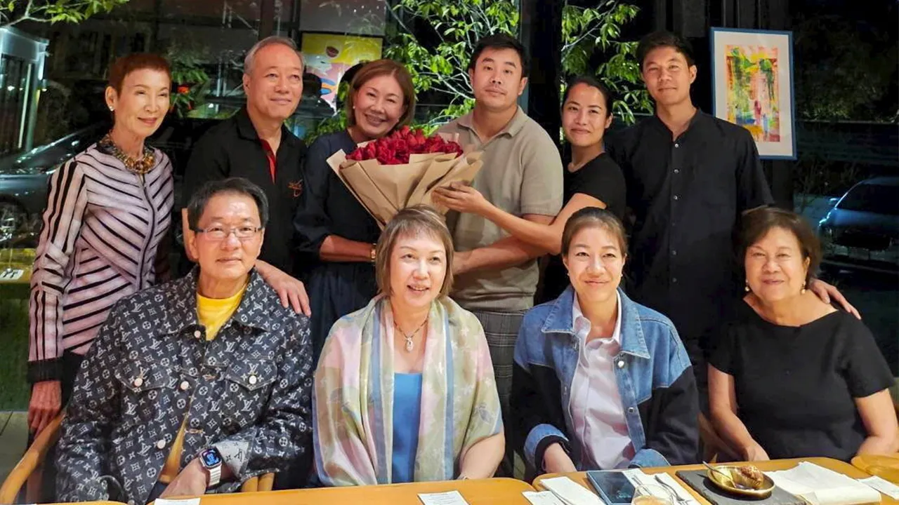 มิชลิน โชติโรจน์–กรกช วงศ์วรรณ จัดงานเลี้ยงแสดงความยินดีให้ นนท์ พนายางกูร และ พรรษร วิลัยพงศ์ ในโอกาสร้าน Friend’s Table ได้รับรางวัล Michelin guide โดยมี วรพล วงศ์วรรณ, การะเกด ศุขพงศ์ และ นงนุช นามวงศ์ มาร่วมงานด้วย ที่ร้าน Friend’s Table จ.เชียงใหม่ วันก่อน.