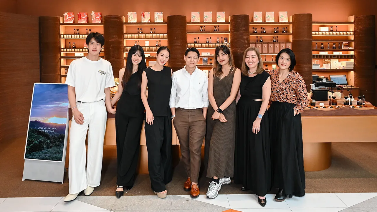 ทำน้ำหอม อภิรดี หิรัญรามเดช จัดเวิร์กช็อปทำน้ำหอม เพื่อให้สร้างสรรค์น้ำหอมกลิ่นเฉพาะตัว โดยมี ชัญญ พหลโยธิน ยุกตะเสวี, ชุติมา ขัตติยะอารี, เมธิส อนุศาสน์สถิตชัย และ พิมชยาภา พหลโยธิน มาร่วมงานด้วย ที่ divana Perfumery สาขาศูนย์การค้า ICS วันก่อน.